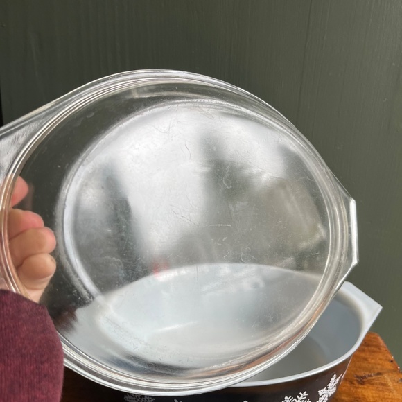 Vintage Black Snowflake Pyrex 2.5 QT Casserole Dish with Lid - Picture 4 of 8